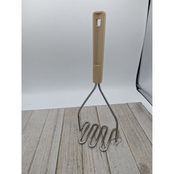 Vintage Potato Vegetable Masher Almond Handle Kitchen Utensil 10" - Picture 8 of 8